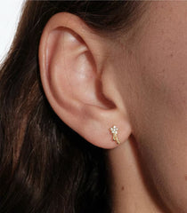 Gold Étoile Filante shooting star stud earring worn on ear