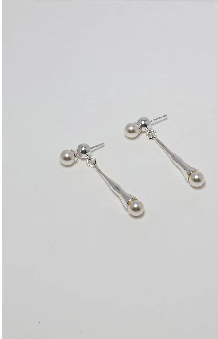 Perle Fluide earrings in silver tone with pearl details, angled product view