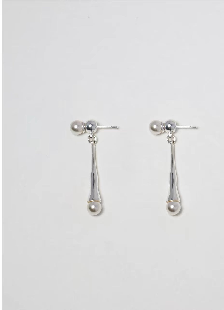 Perle Fluide earrings in silver tone with pearl details, front product view